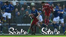 Bek Liverpool, Virgil van Dijk, menanduk bola yang menjadi gol penentu kemenangan atas Everton pada laga pekan ke-33 Premier League 2025/2026 di Hill Dickinson Stadium, Minggu (19/4/2026). (Paul ELLIS / AFP)