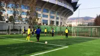 Muhamad Yusup Prasetiyo saat melatih tim Lijiang U-15 di komplek latihan Lijiang FC, Yunnan, China. (Bola.com/Dokpribadi)