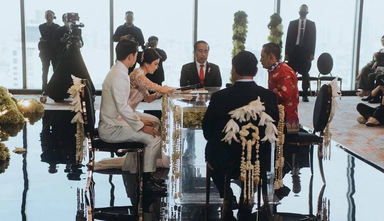 Jokowi mengenakan setelan jas dan celana panjang hitam, kemeja putih, dan dasi berwarna merah. Foto: Instagram.