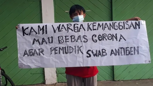 Spanduk pemudik wajib swab antigen