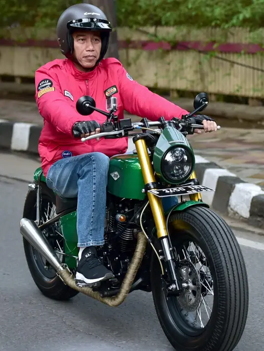 Presiden Joko Widodo (Jokowi) mengendarai motor menuju Pasar Anyar, Tangerang, Banten, Minggu (4/11/2018). Tampil dengan gayanya yang khas, Jokowi mengendarai sepeda motor custom untuk menuju ke pasar. (Liputan6.com/HO/Biro Pers Setpres)