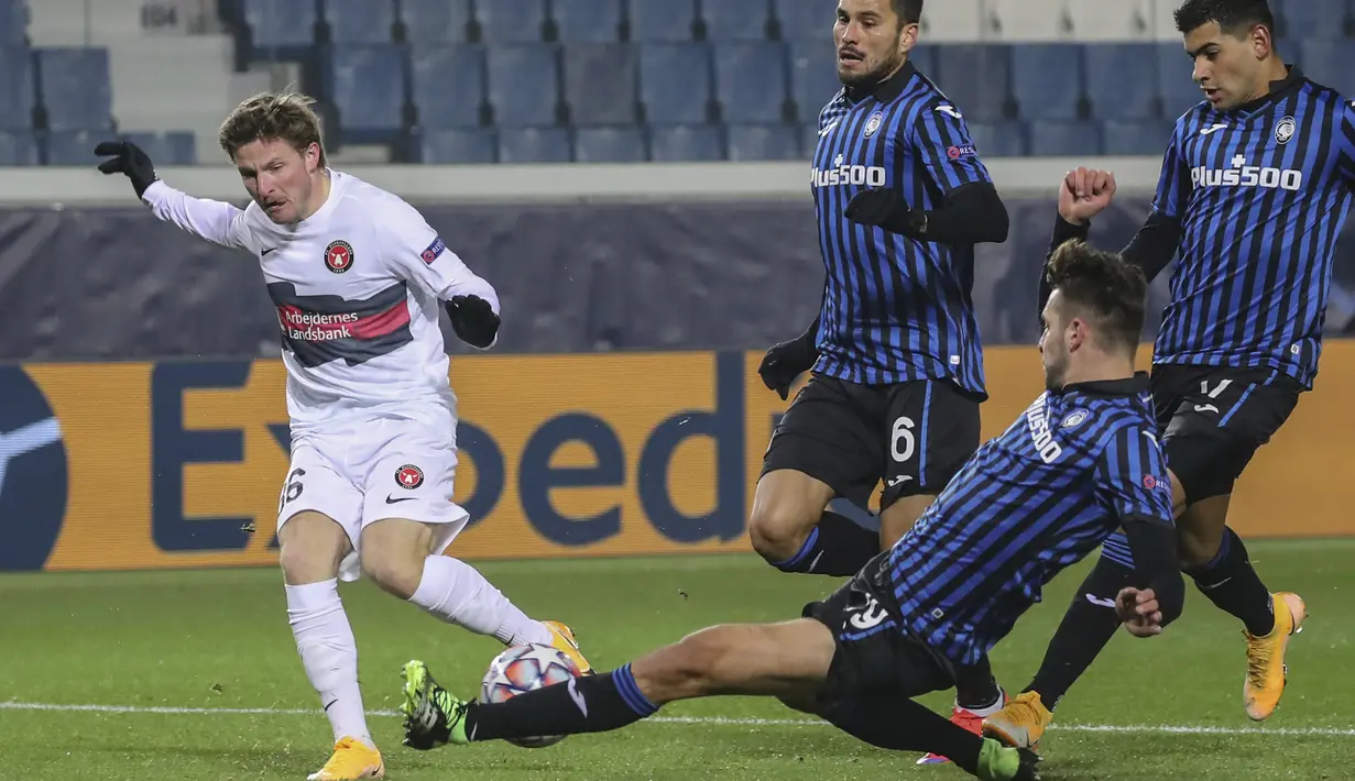 Gelandang FC Midtjylland, Anders Dreyer berebut bola dengan bek Atalanta, Berat Djimsiti pada matchday kelima Grup D, Liga Champions di Atleti Azzurri d'Italia, Rabu (2/12/2020) dini hari WIB. Atalanta menahan imbang wakil Denmark, Midtjylland 1-1. (Stefano Nicoli/LaPresse via AP)