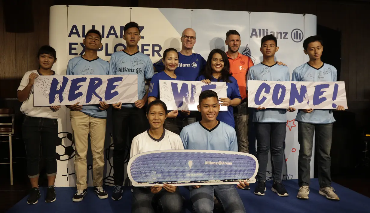 Legenda Bayern Munchen, Martin Demichelis, foto bersama saat jumpa pers di Kawasan Kuningan, Jakarta, Senin (24/6/2019). Delapan anak Indonesia terpilih untuk mengikuti Allianz Explorer Camp 2019 di Jerman dan Singapura. (Bola.com/M Iqbal Ichsan)