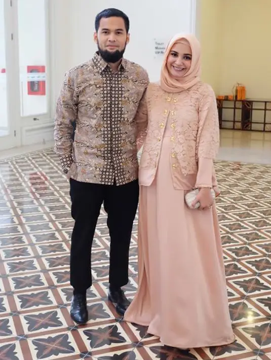 Mengikuti jejak sang kakak, Shireen Sungkar juga memutuskan untuk berhijab usai setahun menikah dengan Teuku Wisnu. Shireen sendiri saat ini juga membatasi kegiatannya di dunia hiburan. (instagram.com/shireensungkar)