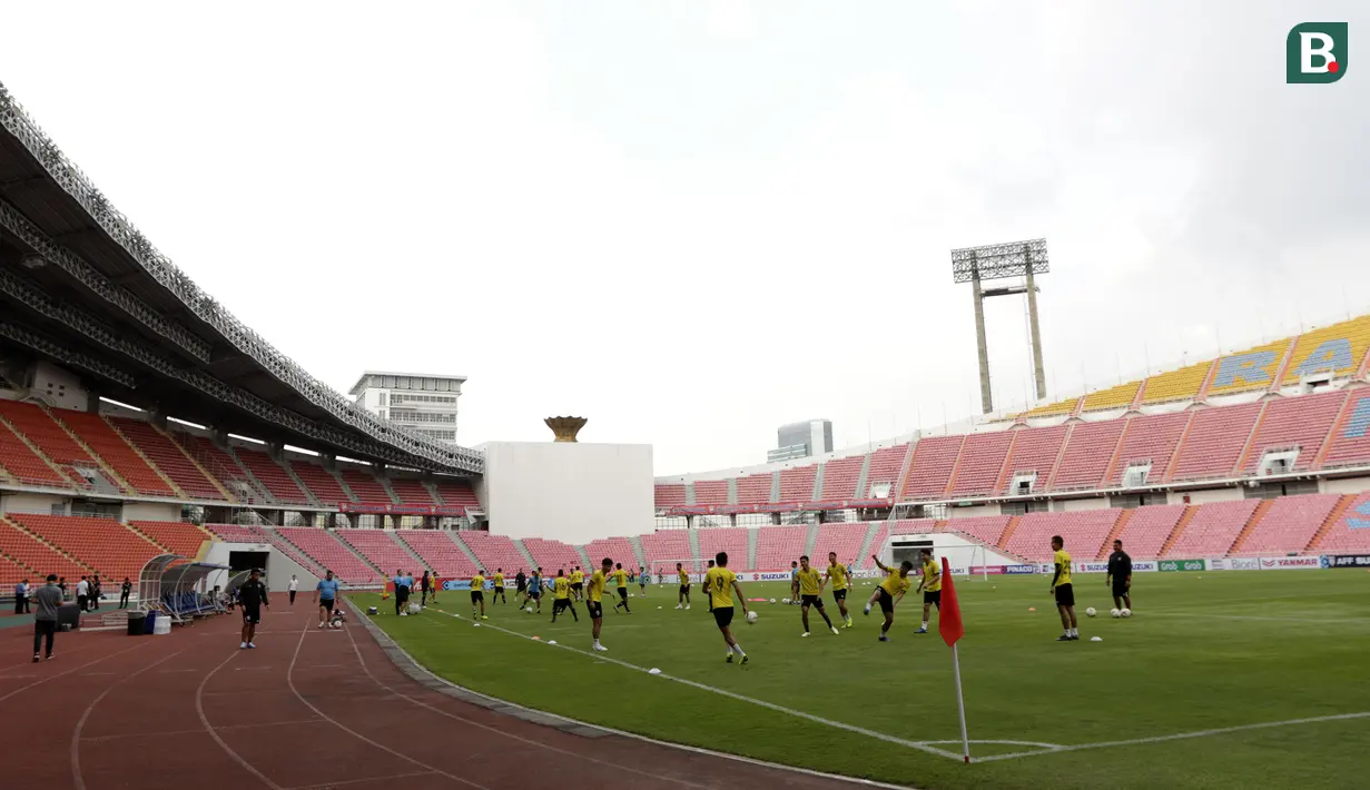 Suasana tampak dalam dari Stadion Rajamangala, Bangkok, Jumat (16/11). Stadion dengan kapasitas 49.722 kursi itu akan menggelar laga Piala AFF 2018 antara Thailand melawan Timnas Indonesia. (Bola.com/M. Iqbal Ichsan)