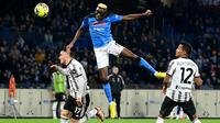 Napoli semakin nyaman saat mampu mencetak gol keempat melalui Victor Osimhen. Gol kedua Victor Osimhen ke gawang Wojciech Szczesny tercipta pada menit ke-65 lewat sundulan kepala memanfaatkan umpan lambung Khvicha Kvaratskhelia. (AFP/Alberto Pizzoli)