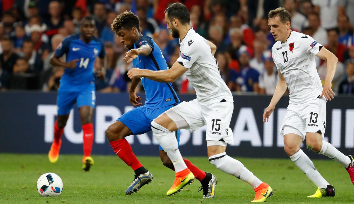 Gelandang Prancis, Kingsley Coman berusaha membawa bola dari kejaran dua pemain Albania pada pertandingan Grup A Piala Eropa 2016 Stade Velodrome, Marseille, Prancis, Kamis (16/6). Prancis menang atas Albania dengan skor 2-0. (REUTERS/Yves Herman)