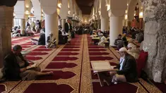 Suasana saat para pria membaca Al-Quran selama bulan Ramadan di Masjid Agung Sanaa, Yaman, Minggu (26/4/2020). Masjid Agung Sanaa merupakan salah satu masjid pertama yang dibangun atas perintah Nabi Muhammad SAW. (Mohammed HUWAIS/AFP)