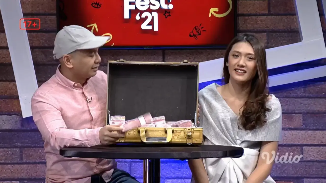 Raditya Dika dan istrinya di Jicomfest 2021