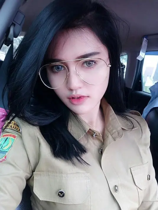 Oza Moza yang bernama asli Fuji Yanti berpose mengenakan kaca mata di dalam mobil. Wanita yang akrab dipanggil Oza Moza mencuri perhatian karena foto-foto dirinya yang diunggah ke instagram dibilang netizen mirip aktris Miyabi. (Instagram/@mozakitty95)