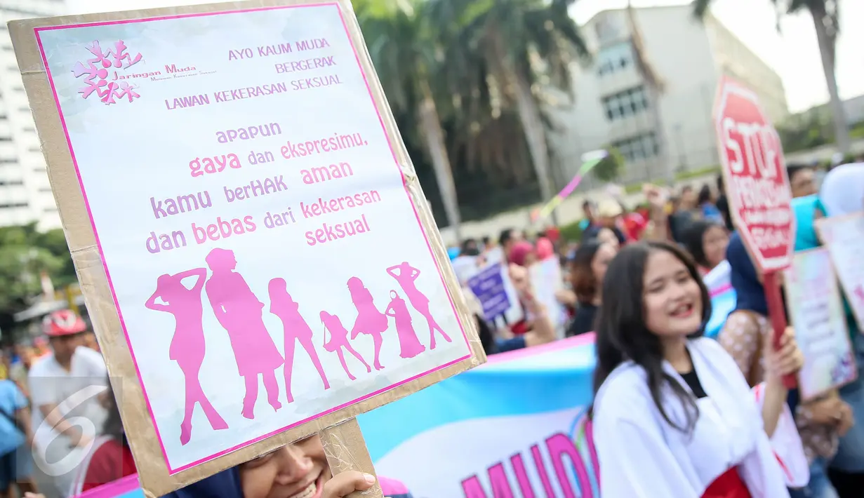 Beragam atribut berisi ajakan untuk melawan kekerasan seksual diperlihatkan saat aksi Stop Kekerasan Seksual saat Car Free Day di Bundaran HI, Jakarta, Minggu (6/12/2015). Mereka menolak kekerasan seksual dan stop perkosaan. (Liputan6.com/Faizal Fanani)