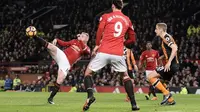 Striker Manchester United Wayne Rooney mencoba melepaskan tembakan ke gawang Hull City pada laga Premier League di Old Trafford, Manchester, Rabu (1/2/2017). (AFP/Oli Scarff)