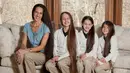 Kebiasaan tidak menggunting rambut pun ditularkan Terelynn Russel kepada tiga anak perempuannya. Callan (11) memiliki rambut dengan panjang 0,9 meter; Cendalyn (9) dan Chesney (6) memiliki panjang rambut 0,68 meter. (dailymail.co.uk)