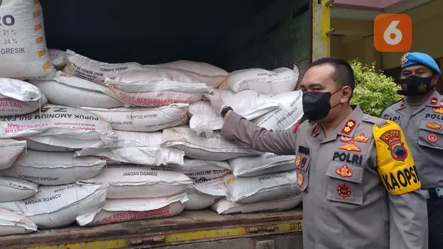 Kapolres Blora, AKBP Wiraga Dimas Tama saat menunjukkan pupuk bersubsidi jenis ZA yang telah diamankan oleh pihak petugas. (Liputan6.com/Ahmad Adirin)