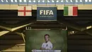Wayne Rooney terlihat pada layar besar saat laga Piala Dunia antara Inggris melawan Italia di Stadion Amazonia Arena, Brazil, Sabtu (14/6/2014). (AFP Photo/Odd Andersen)