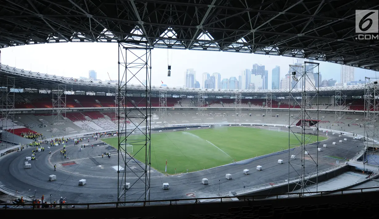 Kondisi lapangan saat tes penyiraman di sela-sela renovasi Stadion Utama Gelora Bung Karno, Jakarta, Selasa (8/8). Hingga saat ini, renovasi telah mencapai sekitar 80% dan ditargetkan rampung pada akhir 2017. (Liputan6.com/Helmi Fithriansyah)