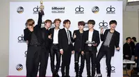 BTS memamerkan piala dari Billboard Music Awards 2017 (Billboard)
