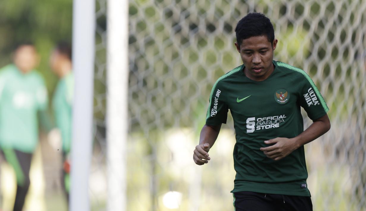 Pemain Timnas Indonesia U-22, Evan Dimas, berlatih terpisah karena cedera di Lapangan F Senayan, Jakarta, Jumat (15/11). Latihan ini persiapan jelang Sea Games 2019 Filipina. (Bola.com/Vitalis Yogi Trisna)