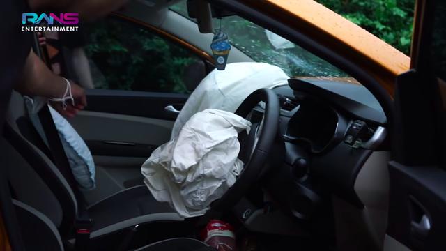 Dimas Ahmad Kecelakaan, Mobil Hancur Nabrak Tiang Listrik. (YouTube RANS Entertainment)