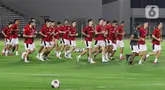 Pemain Timnas Indonesia melakukan pemanasan jelang melakukan sesi latihan di Stadion Madya, Kompleks Gelora Bung Karno, Senayan, Jakarta, Minggu (23/3/2025). (Liputan6.com/Herman Zakharia)