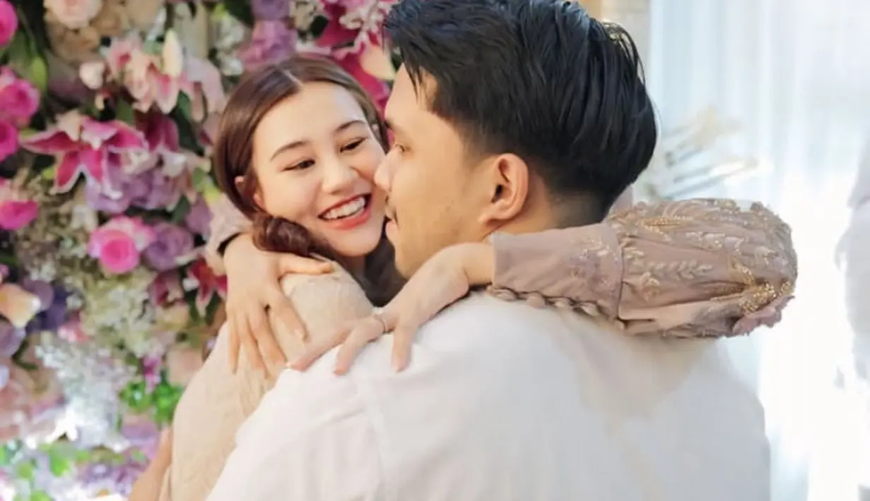 Wajahnya pun tampak dipoles natural dengan blush on pink tipis dan lipstik yang tidak terlalu merah di bibirnya. Riasan mata pun dibuat soft. [@aaliyah.massaid]