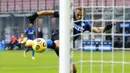 Striker Inter Milan, Alexis Sanchez, mencetak gol ke gawang Torino pada laga Liga Italia di Stadion Giuseppe Meazza, Senin Minggu (22/11/2020). Inter Milan menang dengan skor 4-2. (AP/Antonio Calanni)