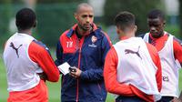 MELATIH - Thierry Hendry jalani tugas menjadi pelatih tim Arsenal U-19. (Daily Mail)