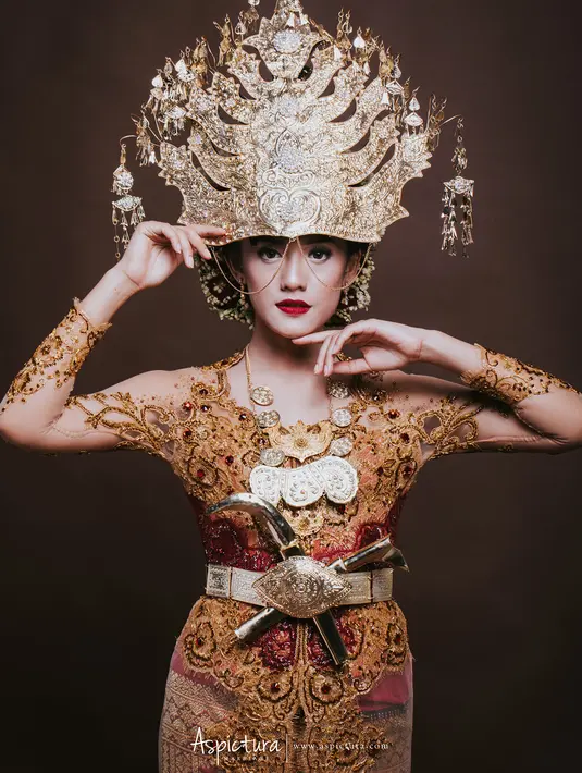 Menurut rencana, Raditya Dika dan Aziza akan meresmikan hubungannya pada 5 Mei 2018 mendatang. Seperti  diketahui, pada awal bulan Desember 2017, Dika resmi melamar sang kekasih. (Instagram/aspictura_)