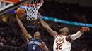 Aksi pemain Orlando Magic, Elfrid Payton #2 memasukan bola melewati pemain Cavaliers, Jeff Green #32 pada lanjutan NBA basketball game di Quicken Loans Arena, (18/1/2018). Cavaliers menang 104-103. (Justin K. Aller/Getty Images/AFP)