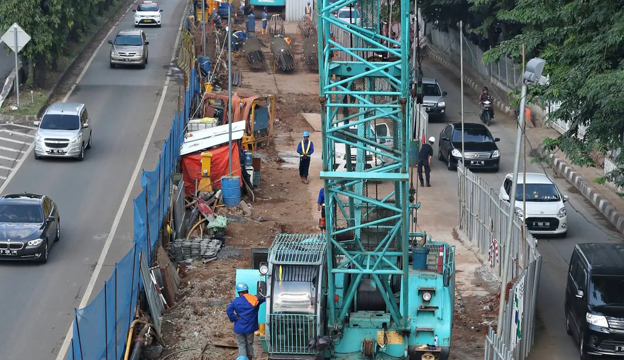 Pekerja menyelesaikan pembangunan proyek MRT di Jalan R. A Kartini, Lebak Bulus, Jakarta Selatan, Senin (4/4). Proyek yang memakan separuh badan jalan tersebut menyebabkan kemacetan, terutama saat jam sibuk. (Liputan6.com/Immanuel Antonius)