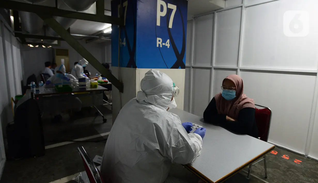 Suasana rapid test pegawai PT KapanLagi Youniverse (KLY) di Senayan City, Jakarta, Kamis (4/6/2020). Jelang new normal, seluruh pegawai KLY menjalani rapid test guna menekan penyebaran virus corona COVID-19. (merdeka.com/Imam Buhori)