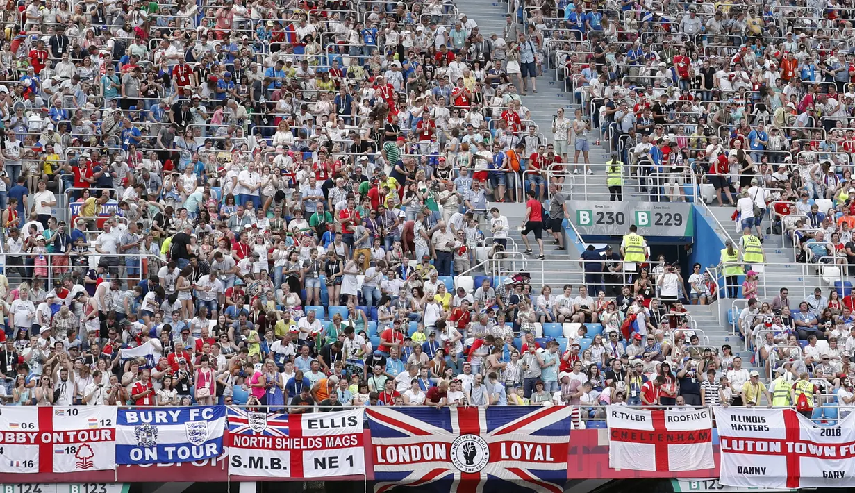 Suasana suporter Inggris saat pada laga grup G Piala Dunia melawan Panama di Stadion Nizhny Novgorod, Nizhny Novgorod, Minggu (24/6/2018). Babak pertama Inggris unggul 5-0 atas Panama. (AP/Antonio Calanni)