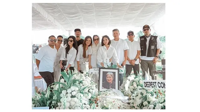 6 Potret Gisel Hadiri Pemakaman Ibunda Gading Marten, Ungkap Pesan Haru