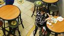 Pusat perbelanjaan menerapkan langkah social distancing dengan memberikan label "Mohon jangan duduk di sini" di area tempat duduk di wilayah Bugis Singapura pada 28 Maret 2020. Pemerintah Singapura akan memenjarakan warga yang melanggar aturan jarak aman sejauh 1 meter. (Xinhua/Then Chih Wey)