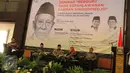 Wakil Ketua MPR RI Hidayat Nur Wahid (tengah) dan Mensos Khofifah Indar Parawansa menjadi pembicara dalam seminar "Berguru kepada Kepahlawanan Kasman Singodimedjo" bersama Fraksi PKS di kawasan Kalibata, Jakarta, Kamis (16/6). (Liputan6.com/Fery Pradolo)
