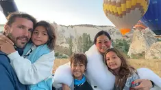 Turki, memang menjadi destinasi pilihan wisata banyak selebriti. Salah satu yang banyak dikunjungi para selebriti saat liburan ke Turki adalah Cappadocia dimana bisa menikmati serunya naik balon udara. Dalam momen seru tersebut, Indah Kalalo pun turut mengajak ketiga buah hatinya menikmati keseruan. (Liputan6.com/IG/@indahkalalo)