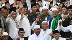 Presiden Joko Widodo  foto bersama dengan para kiai dan habib se-Jadetabek  (Jakarta, Depok, Tangerang, Bekasi) usai pertemuan di Istana Negara, Jakarta, Kamis (7/2). (Liputan6.com/Angga Yuniar)