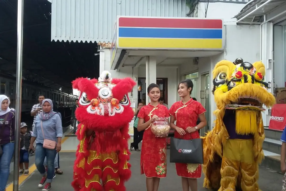 Meriahkan Imlek, Commuter Line Bagi-Bagi Angpao