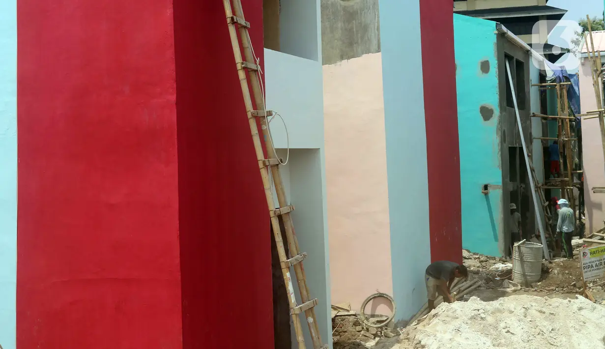 Pekerja mengerjakan pembangunan rumah bagi korban kebakaran di Kampung Gembira Gembrong, Jakarta, Rabu (14/9/2022). Menurut data Pemprov DKI Jakarta, pembangunan 138 unit rumah bagi korban kebakaran di permukiman Kampung Gembira Gembrong telah mencapai 90 persen dan akan segera dihuni kembali pada akhir September 2022. (Liputan6.com/Herman Zakharia)