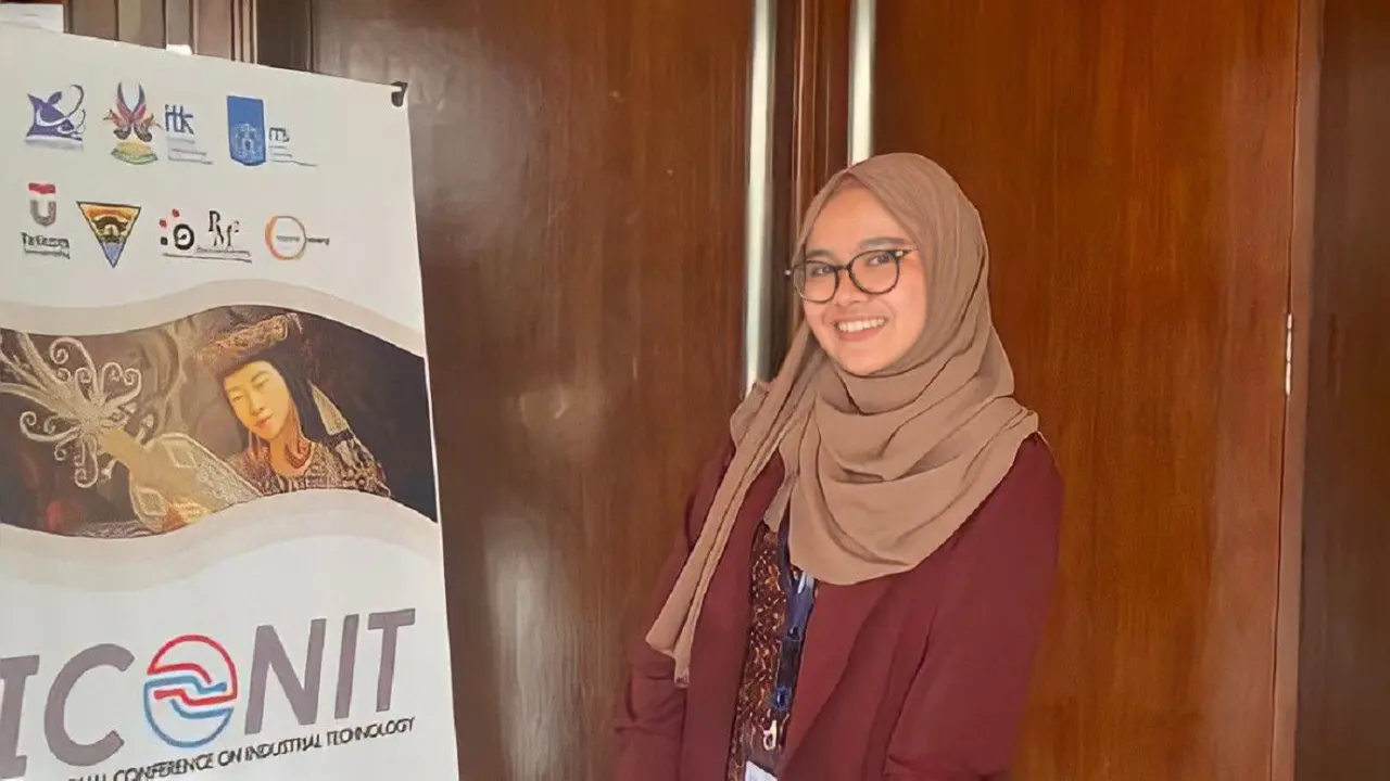 Diva Kurnianingtyas jadi wisudawan doktor termuda di ITS. (Dian/Kurniawan/Liputan6.com)