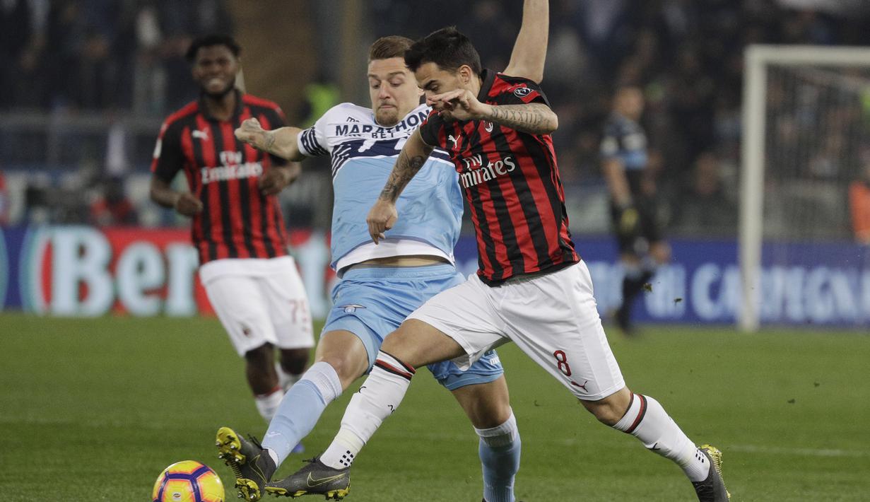 Aksi Suso lewati Sergej Milinkovic-Savic pada laga semifinal Coppa Italia yang berlangsung di stadion Olimpico, Roma, Rabu (27/2). AC Milan bermain imbang 0-0 kontra SS Lazio. (AP Newsroom)