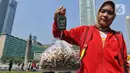<p>Seorang pegiat lingkungan menimbang sampah yang dikumpulkan saat mengikuti Hari Bebas Kendaraan Bermotor (HKBP) atau Car Free Day (CFD) di kawasan Bundaran HI, Jakarta, Minggu (29/10/2023). Kegiatan ini sebagai bentuk kampanye untuk mengajak warga agar peduli terhadap lingkungan dengan cara mengurangi penggunaan plastik. (Liputan6.com/Angga Yuniar)</p>
