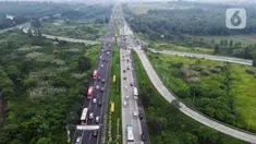 Foto udara saat kendaraan pemudik melintasi KM 72 Jalan Tol Cipali di kawasan Cikampek, Jawa Barat, Kamis (20/4/2023). Sistem one way diberlakukan dari KM 72 Tol Cikampek hingga KM 414 Gerbang Tol Kalikangkung sampai pukul 24.00 WIB. (Liputan6.com/Herman Zakharia)