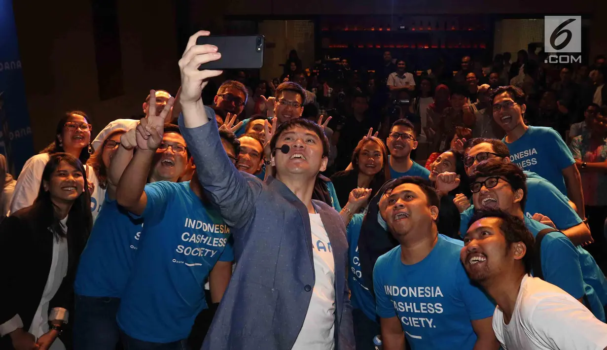CEO Dana, Vincent Iswara foto bersama usai memberi penjelasan tentang DANA Jakarta, Rabu(21/3). DANA, Dompet Digital Indonesia merupakan sebuah layanan dari perusahaan rintisan (start up) di bidang teknologi finansial. (Liputan6.com/Angga Yuniar)