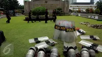 Sejumlah tameng milik polisi di sekitar Kompleks Parlemen, Senayan, Jakarta, Jumat (25/11). Sebanyak 1.288 personel kepolisian bersiaga mengamankan gedung DPR/MPR terkait informasi unjuk rasa lanjutan yang dilakukan hari ini. (Liputan6.com/Johan Tallo)