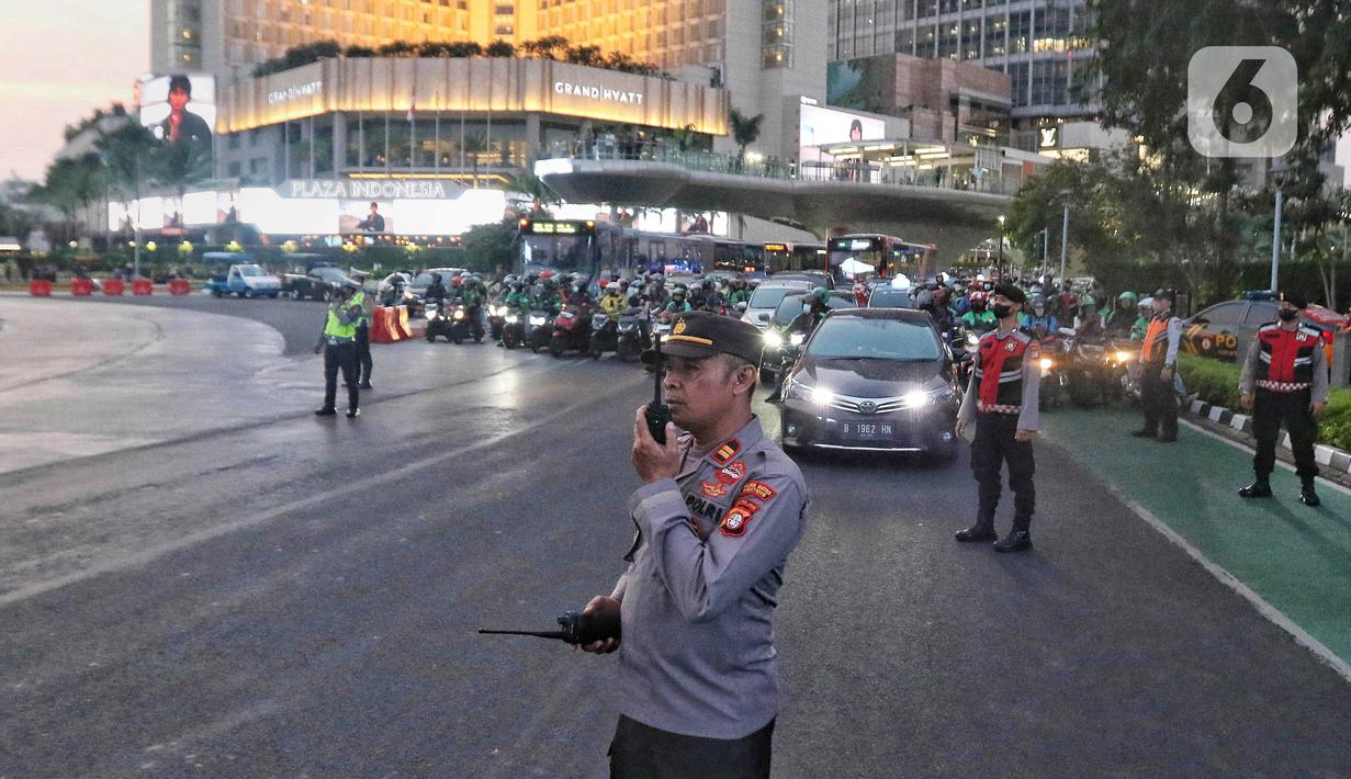Buka tutup arus lalu lintas di jalan protokol merupakan bagian pengamanan jalur selama pelaksanaan Konferensi Tingkat Tinggi (KTT) ASEAN ke-43 di Jakarta pada 5-7 September 2023. (Liputan6.com/Angga Yuniar)