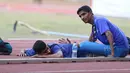 Salah satu atlet Asian Para Games 2018 dari India mendapat pijatan dari rekannya di Stadion Madya Kompleks Gelora Bung Karno, Jakarta, Kamis (11/10). Berbagai aktivitas dilakukan para atlet para atletik di luar arena. (Liputan6.com/Helmi Fithriansyah)