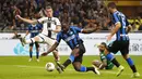 Striker Inter Milan, Romelu Lukaku, mencetak gol ke gawang Parma, pada laga Serie A di Stadion Giuseppe Meazza, Sabtu (26/10). Kedua tim bermain imbang 2-2. (AP/Antonio Calanni)