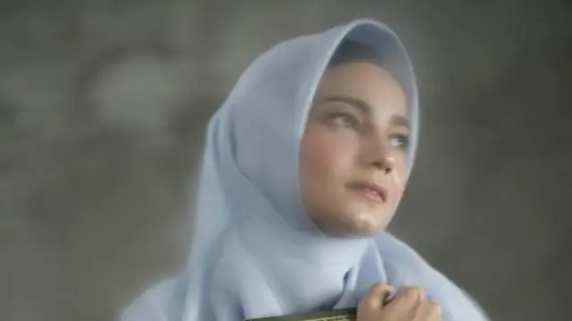 6 Penampilan Enzy Storia saat Pakai Hijab, Curi Perhatian