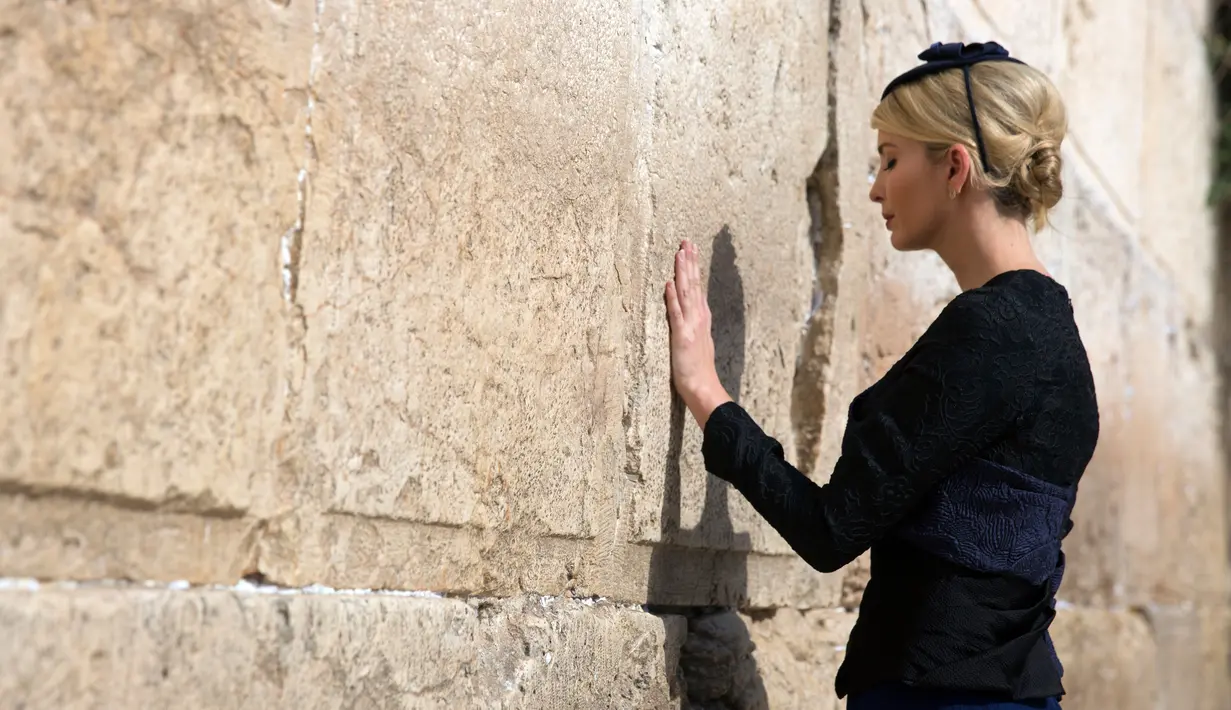 Putri Presiden Amerika Serikat Donald Trump, Ivanka Trump menyentuh Tembok Ratapan saat mengunjungi tempat suci milik kaum Yahudi itu di Yerusalem, Senin (22/5). (Heidi Levine, pool via AP)